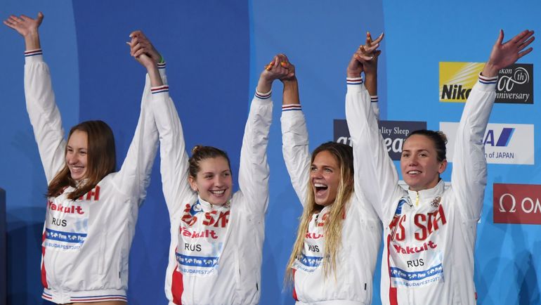Серебряная российская четверка (слева направо) Вероника ПОПОВА, Светлана ЧИМРОВА, Юлия ЕФИМОВА и Анастасия ФЕСИКОВА. Фото AFP Серебряная российская четверка (слева направо) Вероника ПОПОВА, Светлана ЧИМРОВА, Юлия ЕФИМОВА и Анастасия ФЕСИКОВА. Фото AFP