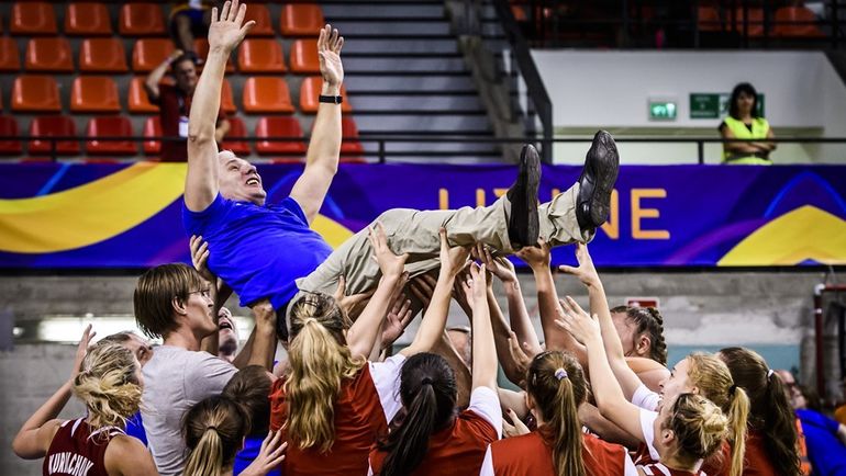 Россиянки качают старшего тренера сборной Александра КОВАЛЕВА. Фото FIBA Россиянки качают старшего тренера сборной Александра КОВАЛЕВА. Фото FIBA