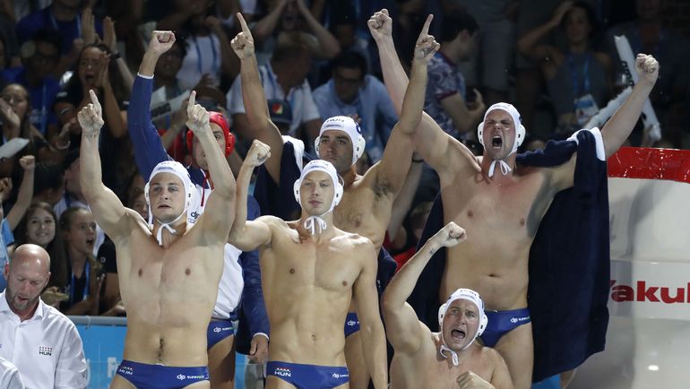 Венгерские ватерполисты не сумели взять золото на домашнем мировом первенстве. Фото REUTERS Венгерские ватерполисты не сумели взять золото на домашнем мировом первенстве. Фото REUTERS
