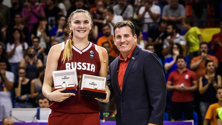 Мария ВАДЕЕВА с наградой MVP турнира. Фото FIBA Мария ВАДЕЕВА с наградой MVP турнира. Фото FIBA