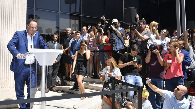 Представитель Криштиану Роналду передает прессе сообщение от футболиста. Фото AFP Представитель Криштиану Роналду передает прессе сообщение от футболиста. Фото AFP