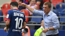 Главный тренер ЦСКА Виктор ГОНЧАРЕНКО (справа) и Алан ДЗАГОЕВ.