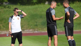 Вчера. Москва. Тренировка ЦСКА. Виктор ГОНЧАРЕНКО и братья БЕРЕЗУЦКИЕ - Василий и Алексей (справа).