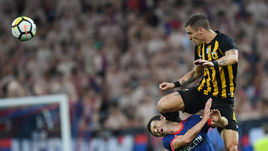 Сегодня. Москва. ЦСКА - АЕК - 1:0. В этом эпизоде Алан ДЗАГОЕВ едва не получил серьезную травму головы. Греки соперника не жалели.