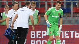 Сегодня. Москва. ЦСКА - АЕК - 1:0. Игорь АКИНФЕЕВ получил два болезненных удара колена.