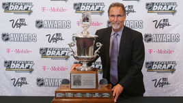 Джон ТОРТОРЕЛЛА - с призом лучшему тренеру сезона в НХЛ.