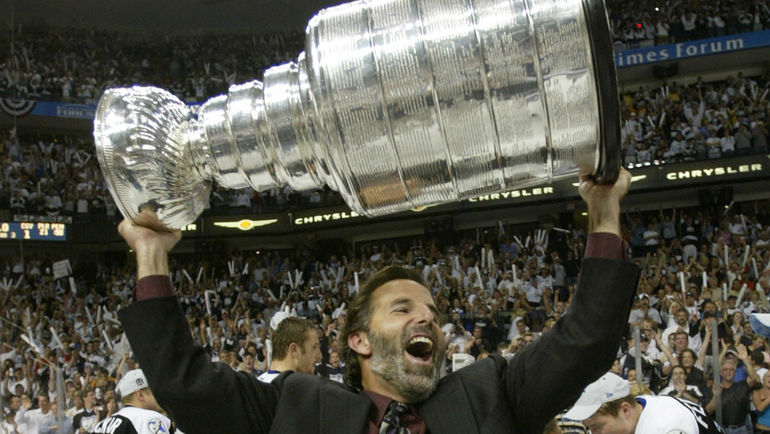 2004 год. Джон ТОРТОРЕЛЛА с Кубком Стэнли. Фото AFP 2004 год. Джон ТОРТОРЕЛЛА с Кубком Стэнли. Фото AFP