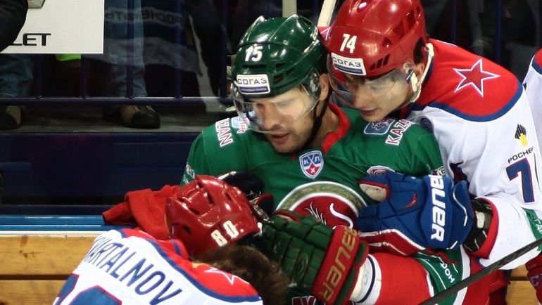 Александр СВИТОВ (в центре). Фото photo.khl.ru Александр СВИТОВ (в центре). Фото photo.khl.ru