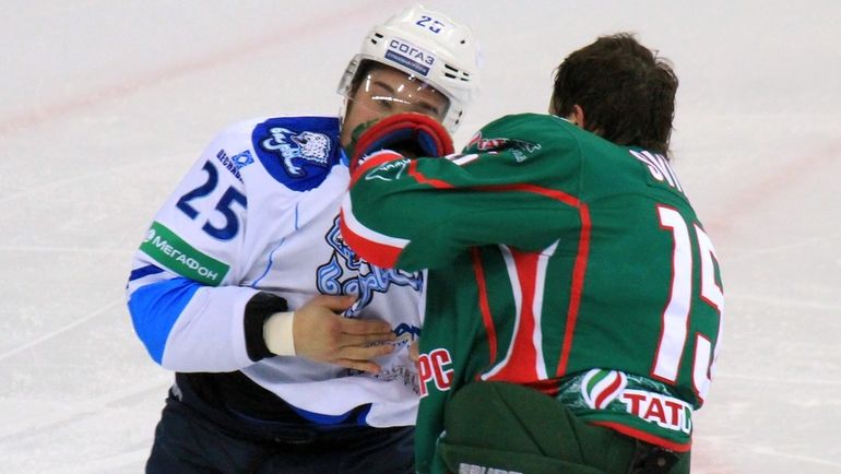 Александр СВИТОВ (справа) в драке с Дамиром РЫСПАЕВЫМ. Фото photo.khl.ru Александр СВИТОВ (справа) в драке с Дамиром РЫСПАЕВЫМ. Фото photo.khl.ru