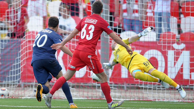 Александр СЕЛИХОВ отражает пенальти. Фото Федор УСПЕНСКИЙ Александр СЕЛИХОВ отражает пенальти. Фото Федор УСПЕНСКИЙ