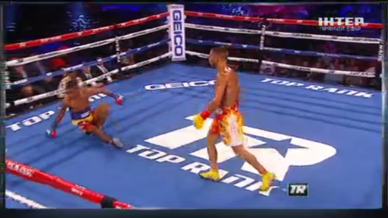 Ломаченко отправляет соперника в нокдаун. Ломаченко отправляет соперника в нокдаун.