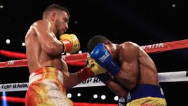 Сегодня. Лос-Анджелес. Василий ЛОМАЧЕНКО (слева) победил Мигеля МАРРИАГУ.