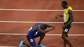 Вчера. Лондон. Победив Усэйна Болта, Джастин Гэтлин встал перед ним на колени.