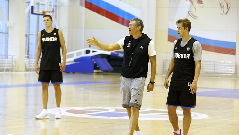 Главный тренер сборной России Сергей БАЗАРЕВИЧ (в центре). Фото РФБ Главный тренер сборной России Сергей БАЗАРЕВИЧ (в центре). Фото РФБ