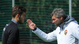 Илья ПОМАЗУН (слева) и тренер ЦСКА Сергей ОВЧИННИКОВ.