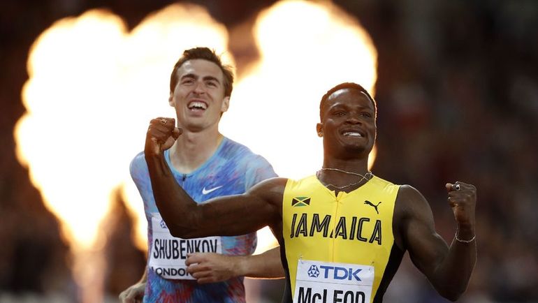 Сергей ШУБЕНКОВ (слева) и победивший в забеге ямаец Омар МАКЛАУД. Фото REUTERS Сергей ШУБЕНКОВ (слева) и победивший в забеге ямаец Омар МАКЛАУД. Фото REUTERS