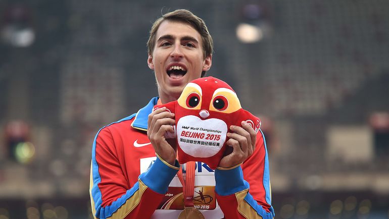Сергей ШУБЕНКОВ c золотой медалью чемпионата мира-2015. Фото AFP Сергей ШУБЕНКОВ c золотой медалью чемпионата мира-2015. Фото AFP
