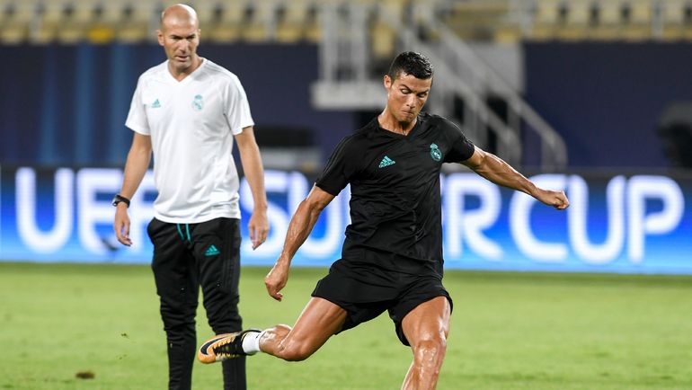 Вчера. Скопье. Криштиану РОНАЛДУ тренируется перед матчем за Кубок УЕФА под наблюдением Зинедина ЗИДАНА. Фото AFP Вчера. Скопье. Криштиану РОНАЛДУ тренируется перед матчем за Кубок УЕФА под наблюдением Зинедина ЗИДАНА. Фото AFP