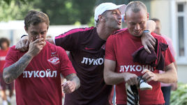 Сегодня. тарасовка. Массимо КАРРЕРА (в центре) с Денисом ГЛУШАКОВЫМ (справа) и Андреем ЕЩЕНКО.