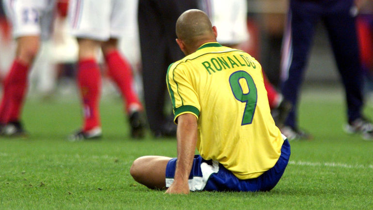 РОНАЛДО на газоне после поражения от Франции (0:3) в финале чемпионата мира-1998. Фото REUTERS РОНАЛДО на газоне после поражения от Франции (0:3) в финале чемпионата мира-1998. Фото REUTERS