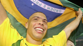 30 июня 2002 года. РОНАЛДО с бразильским флагом празднует победу в финале чемпионата мира.