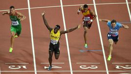 Понедельник. Лондон. Россиянин Сергей ШУБЕНКОВ (справа) уступил ямайцу Омару МАКЛАУДУ (слева) в финале чемпионата мира. Но это тот случай, когда серебро дороже золота.