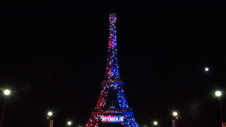 Вот так среди прочего приветствовали переход Неймара в Париже. Фото AFP Вот так среди прочего приветствовали переход Неймара в Париже. Фото AFP