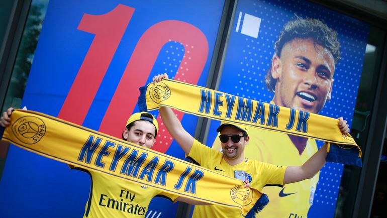 Болельщики с шарфами и майками с именем Неймара. Фото AFP Болельщики с шарфами и майками с именем Неймара. Фото AFP