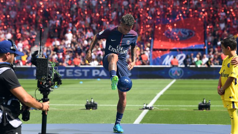 Уже на презентации НЕЙМАРА (в центре) стадион был забит под завязку. Фото AFP Уже на презентации НЕЙМАРА (в центре) стадион был забит под завязку. Фото AFP