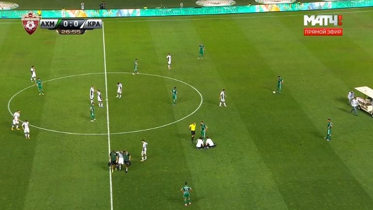 Юрий Газинский покидает поле. Юрий Газинский покидает поле.