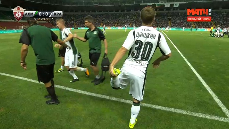 Юрий Газинский покидает поле. Юрий Газинский покидает поле.