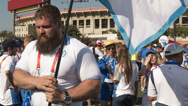 "Негодяй метил ножом в сердце. Но попал в ребро"