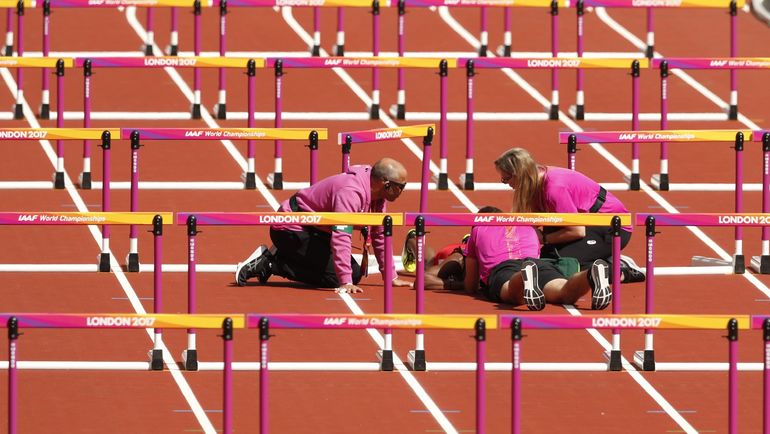 Врачи оказывают помощь Деборе ДЖОН. Фото AFP Врачи оказывают помощь Деборе ДЖОН. Фото AFP