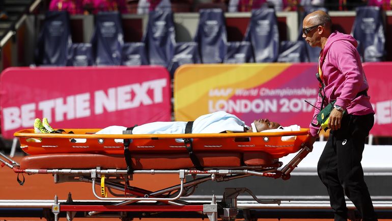 Дебору ДЖОН увозят со стадиона. Фото AFP Дебору ДЖОН увозят со стадиона. Фото AFP