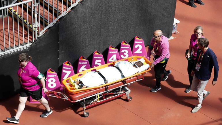 Дебору ДЖОН увозят со стадиона. Фото AFP Дебору ДЖОН увозят со стадиона. Фото AFP