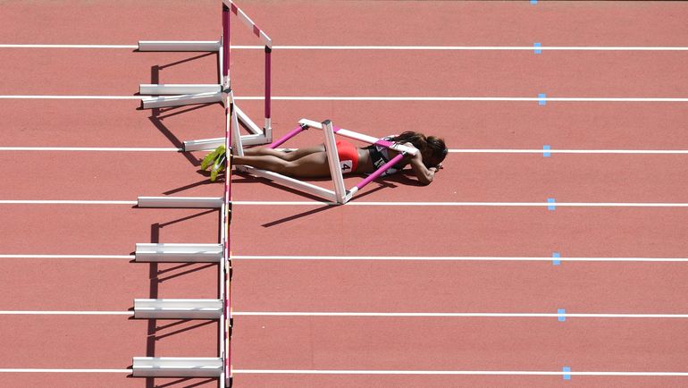 Дебора ДЖОН после падения. Фото AFP Дебора ДЖОН после падения. Фото AFP