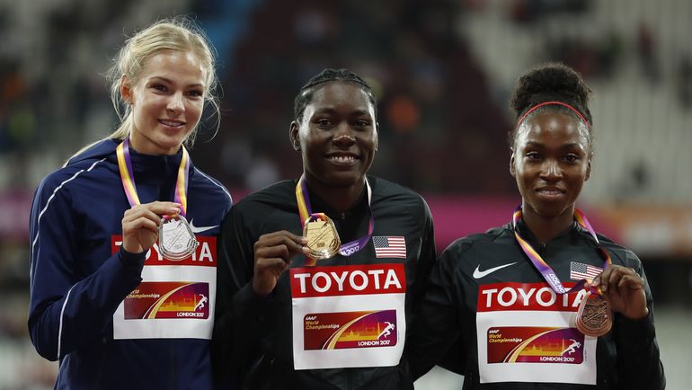 Дарья КЛИШИНА (слева) с чемпионкой мира Бритни РИЗ (в центре) и бронзовым призером Тианной БАРТОЛЕТТОЙ. Фото REUTERS Дарья КЛИШИНА (слева) с чемпионкой мира Бритни РИЗ (в центре) и бронзовым призером Тианной БАРТОЛЕТТОЙ. Фото REUTERS