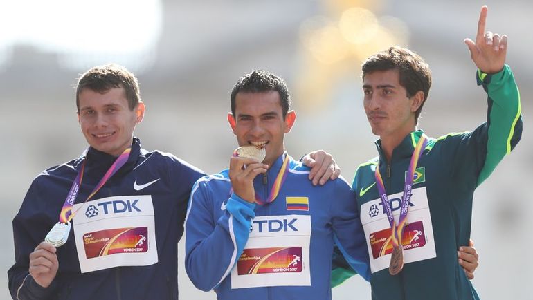 Сергей ШИРОБОКОВ (слева) на пьедестале. Фото AFP Сергей ШИРОБОКОВ (слева) на пьедестале. Фото AFP