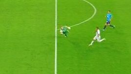 Андрей Лунев играет рукой за штрафной. Судьи этого не видят...