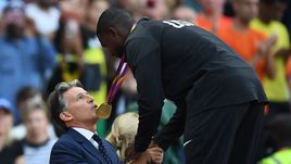 6 августа. Лондон. Себастьян КОЭ поздравляет чемпиона мира в беге на 100 м Джастина ГЭТЛИНА во время церемонии награждения.