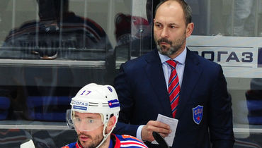 Март 2016 года. Отстранение Ильи КОВАЛЬЧУКА (слева) от игр плей-офф стало одним из самых тяжелых моментов в тренерской карьере Сергея ЗУБОВА.