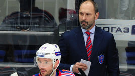 Март 2016 года. Отстранение Ильи КОВАЛЬЧУКА (слева) от игр плей-офф стало одним из самых тяжелых моментов в тренерской карьере Сергея ЗУБОВА.