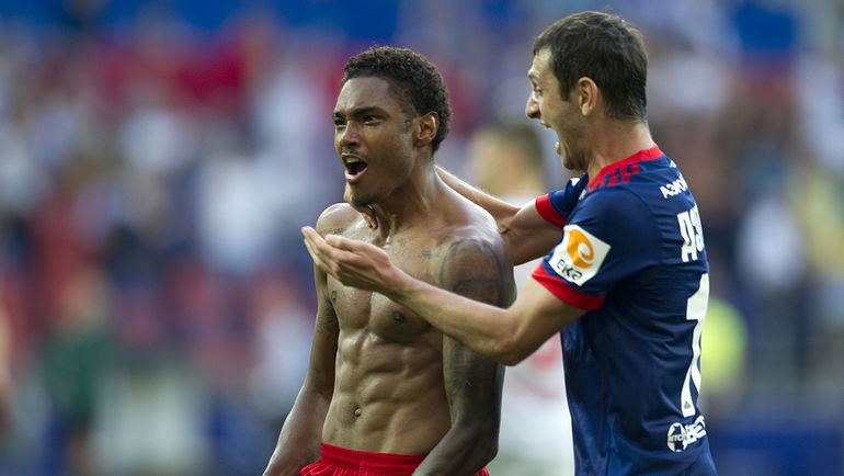 Радость ВИТИНЬЮ после победного гола, которую он делит с Аланом ДЗАГОЕВЫМ. Фото Алексей ИВАНОВ Радость ВИТИНЬЮ после победного гола, которую он делит с Аланом ДЗАГОЕВЫМ. Фото Алексей ИВАНОВ