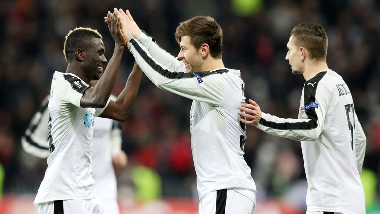 Федор СМОЛОВ (в центре) празднует гол с партнерами по команде. Фото AFP Федор СМОЛОВ (в центре) празднует гол с партнерами по команде. Фото AFP