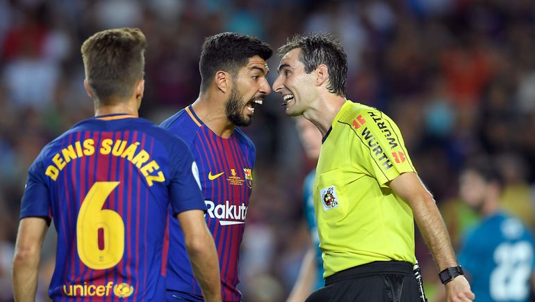 Луис СУАРЕС и главный арбитр Рикардо ДЕ БУРГОС БЕНГОЭЧЕА. Фото AFP Луис СУАРЕС и главный арбитр Рикардо ДЕ БУРГОС БЕНГОЭЧЕА. Фото AFP