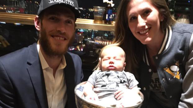 Картер РОУНИ посадил в чашу кубка своего ребенка. Картер РОУНИ посадил в чашу кубка своего ребенка.