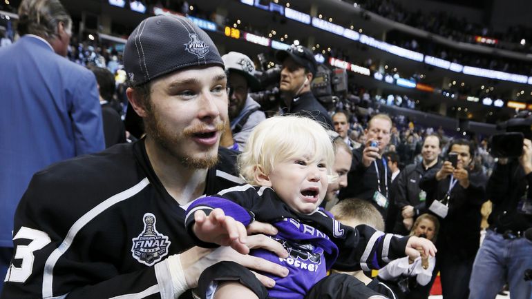 Дастин БРАУН посадил сына в кубок. Фото REUTERS Дастин БРАУН посадил сына в кубок. Фото REUTERS