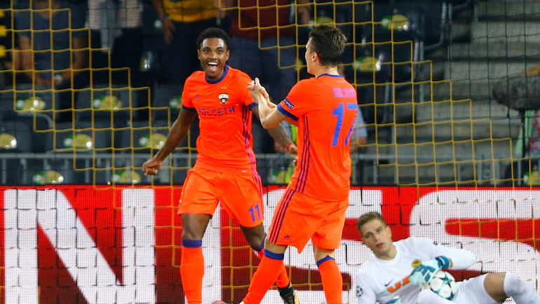 90+1-я минута. Александр ГОЛОВИН (№17) и ВИТИНЬЮ празднуют победный гол. Фото REUTERS 90+1-я минута. Александр ГОЛОВИН (№17) и ВИТИНЬЮ празднуют победный гол. Фото REUTERS