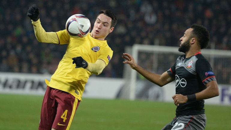 Вячеслав КАРАВАЕВ (с мячом). Фото AFP Вячеслав КАРАВАЕВ (с мячом). Фото AFP