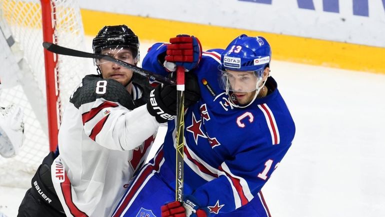 Капитан СКА Павел ДАЦЮК (справа) в борьбе с канадским соперником. Фото ХК СКА Капитан СКА Павел ДАЦЮК (справа) в борьбе с канадским соперником. Фото ХК СКА